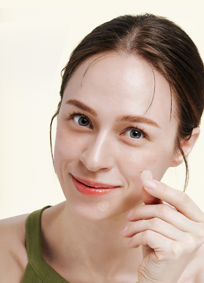 Applicazione di un patch ACROPASS Dark Spot Care sulla guancia